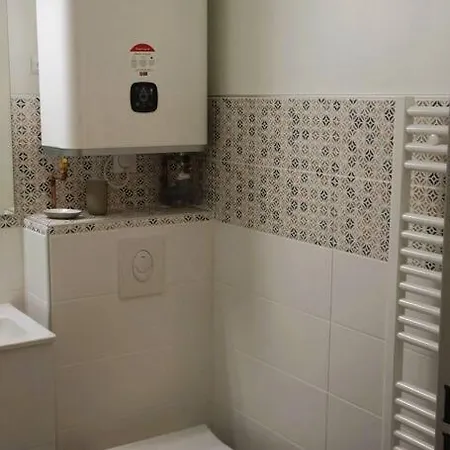 Climatise Et Spacieux Situe Pres Des Parcs