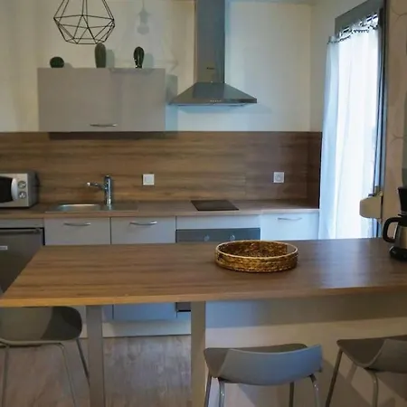 Climatise Et Spacieux Situe Pres Des Parcs Apartmán