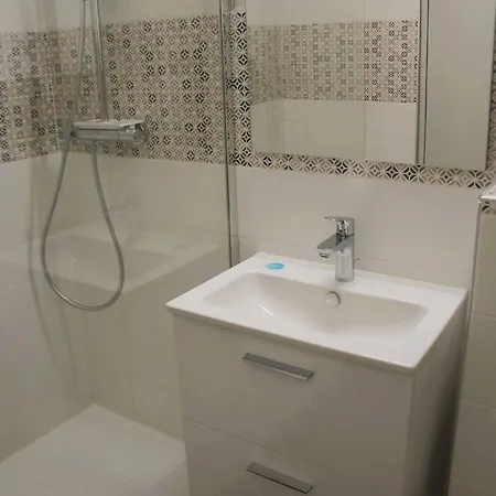 Lägenhet Climatise Et Spacieux Situe Pres Des Parcs